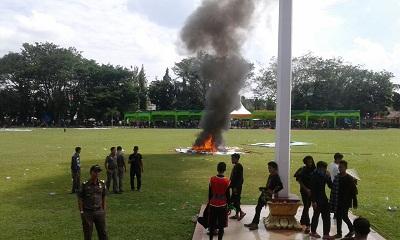 Waduhhh... Merasa Dibohongi, Penari Massal Pembukaan Pacu Jalur  Ricuh, Bakar Spanduk